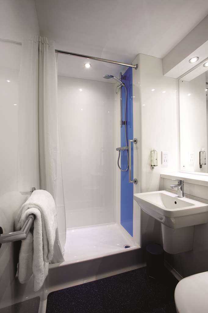 Travelodge Cheltenham Szoba fotó