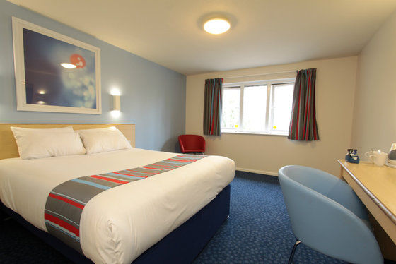 Travelodge Cheltenham Szoba fotó
