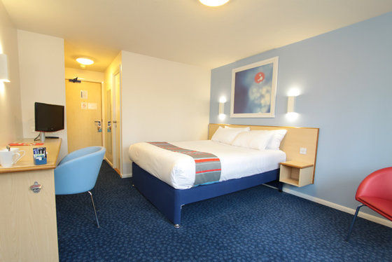 Travelodge Cheltenham Szoba fotó