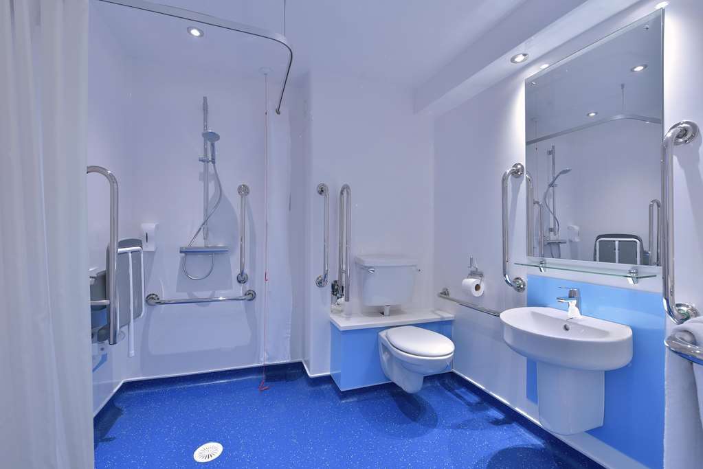 Travelodge Cheltenham Szoba fotó