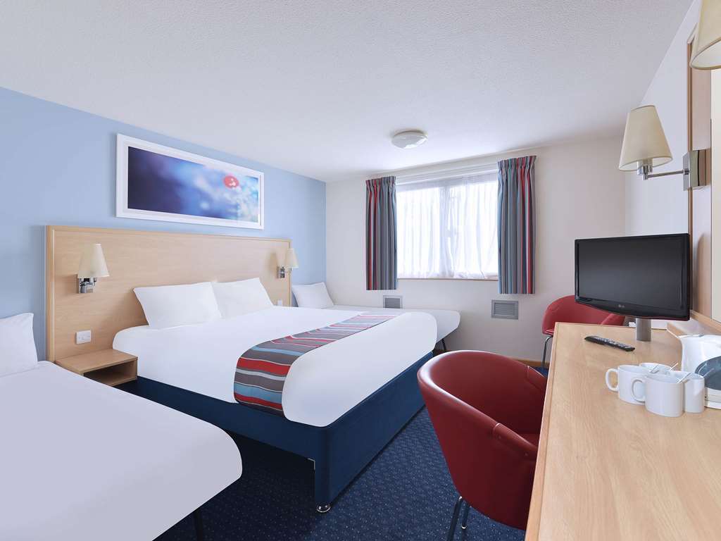 Travelodge Cheltenham Szoba fotó