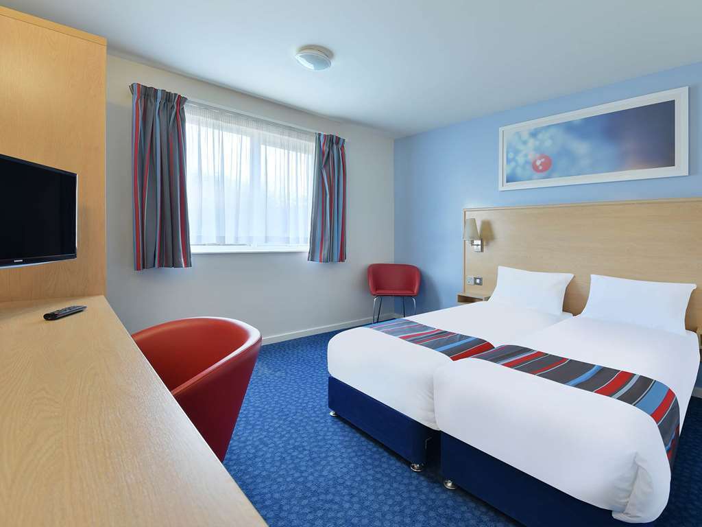 Travelodge Cheltenham Szoba fotó